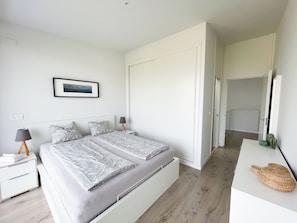 3 habitaciones, tabla de planchar con plancha y cuna de viaje 