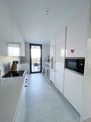 Kylskåp, mikrovågsugn, ugn och spishäll