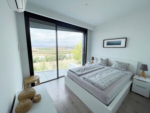 3 bedrooms, iron/ironing board, travel crib, free WiFi
