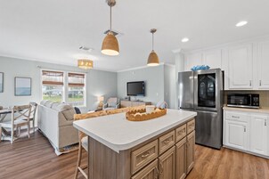 Full-sized fridge, microwave, oven, stovetop