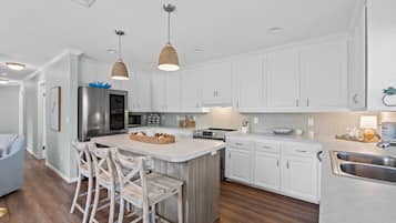 Rumah, pemandangan laut terbatas | Dapur pribadi | Lemari es besar, microwave, oven, dan kompor