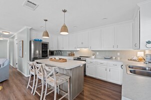 Full-sized fridge, microwave, oven, stovetop