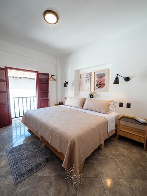 Master Suite with mountain view and balcony | 1 soverom, dundyner, individuelt dekorert og strykejern/-brett