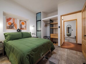 1 غرفة نوم وألحفة محشوة بالريش وبديكورات فريدة لكل غرفة ومكواة/لوح كي