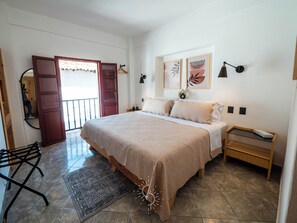 Master Suite with mountain view and balcony | 1 chambre, couette en duvet, décor unique, fer et planche à repasser