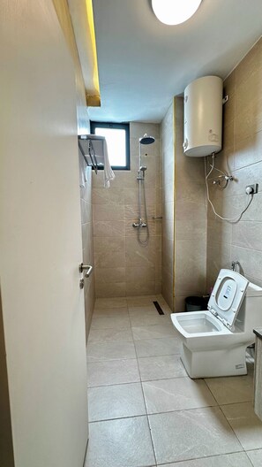 Dusj, håndklær, såpe og toalettpapir