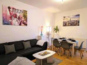 Smart TV, books - CaSa Apartment East Field - 5 beds, family-friendly, fully equipped (Magdeburg)