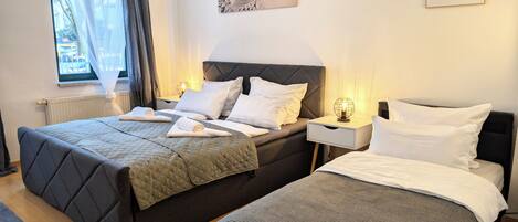 2 habitaciones, tabla de planchar con plancha y cuna de viaje