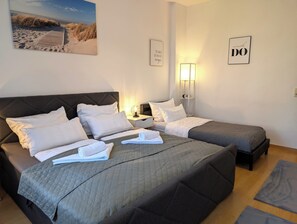 2 bedrooms, iron/ironing board, travel crib, free WiFi - CaSa Apartment East Field - 5 beds, family-friendly, fully equipped (Magdeburg)