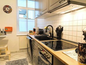 Fridge, oven, stovetop, dishwasher - CaSa Apartment East Field - 5 beds, family-friendly, fully equipped (Magdeburg)
