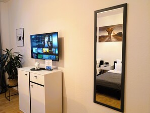 2 bedrooms, iron/ironing board, travel crib, free WiFi - CaSa Apartment East Field - 5 beds, family-friendly, fully equipped (Magdeburg)