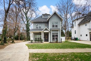 Exterior - Spacious New 5-bedroom house in tranquil Charlotte with backyard (Charlotte)