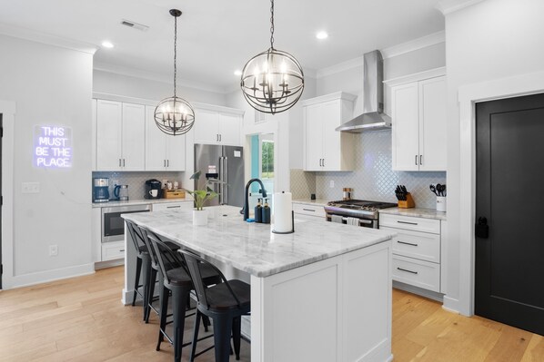 Fridge, microwave, oven, stovetop - Spacious New 5-bedroom house in tranquil Charlotte with backyard (Charlotte)