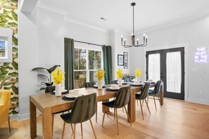 Dining - Spacious New 5-bedroom house in tranquil Charlotte with backyard (Charlotte)