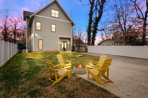 Terrace/patio - Spacious New 5-bedroom house in tranquil Charlotte with backyard (Charlotte)