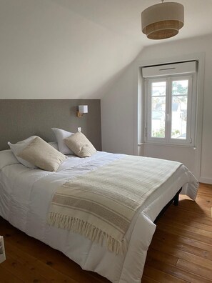 5 slaapkamers, een strijkplank/strijkijzer, wifi, beddengoed