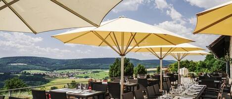 Breakfast, lunch, dinner served; international cuisine