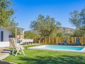 Outdoor spa tub - Cubo's Casa Rural La Oliva / private pool / air conditioning / free wifi (Alhaurín el Grande)