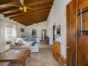 TV, fireplace, ping pong - Cubo's Casa Rural La Oliva / private pool / air conditioning / free wifi (Alhaurín el Grande)