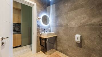 Secador de pelo, bidet, toallas, jabón