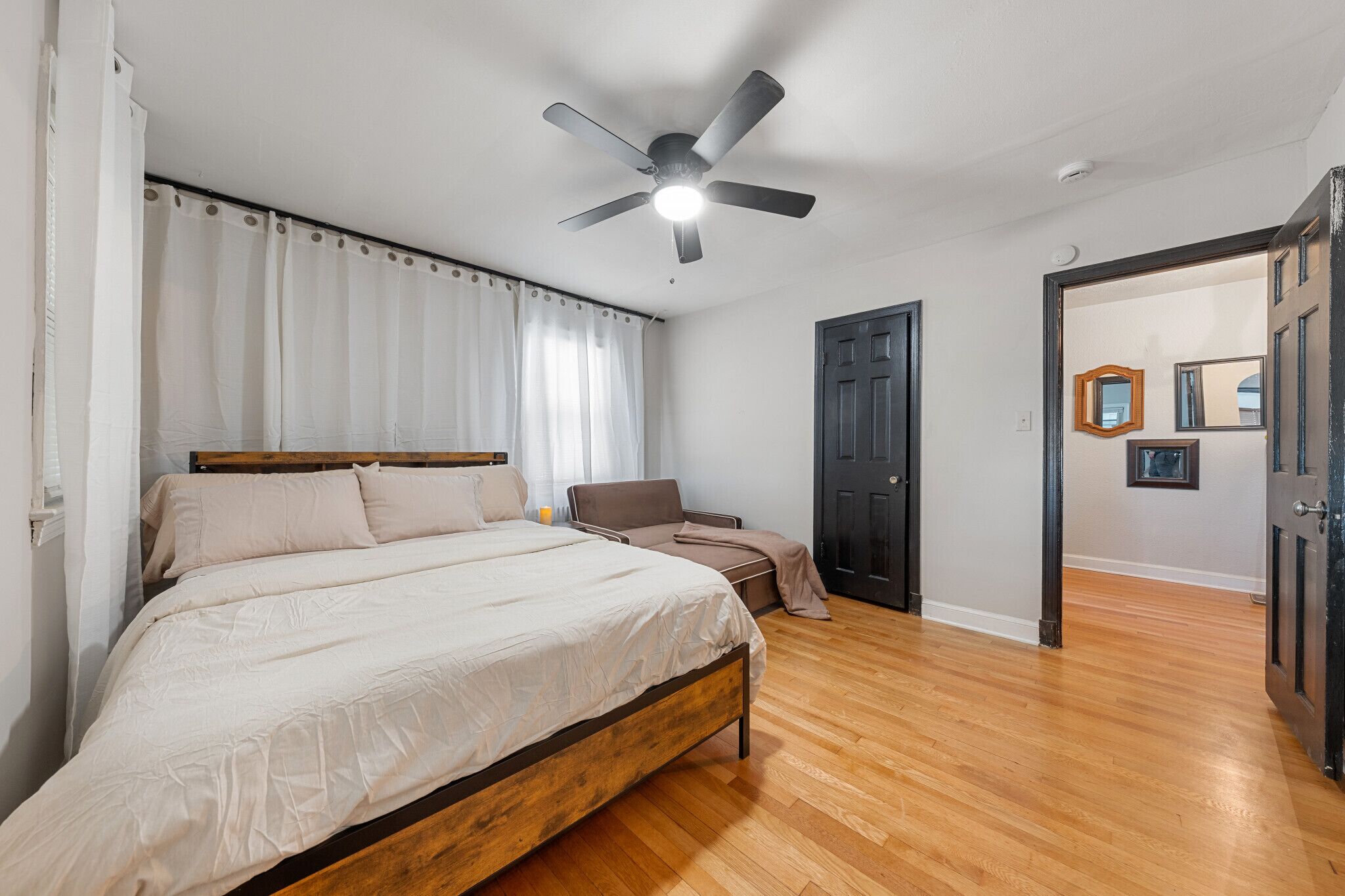 2 makuuhuonetta, työpöytä, silitysrauta/-lauta, vauvan matkasänky