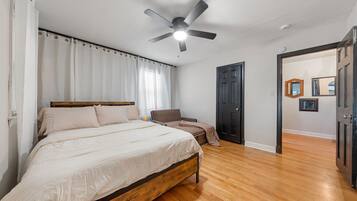 2 makuuhuonetta, työpöytä, silitysrauta/-lauta, vauvan matkasänky