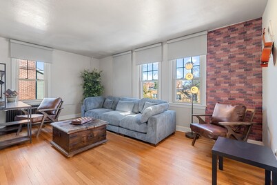 Capitol Hill Family Suite with a View + Free Parking + Elegant Dining