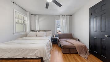 2 soveværelser, skrivebord, strygejern/strygebræt, weekendseng