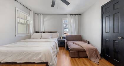 Capitol Hill Family Suite with a View + Free Parking + Elegant Dining