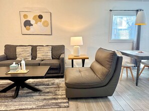 Apartment - Updated Studio With Laundry Full Kitchen 36B (Oklahoma City)