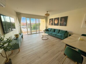 Una Smart TV, una chimenea