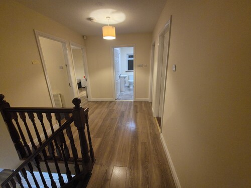 Spacious 6-bedroom house in charming Limerick with WiFi