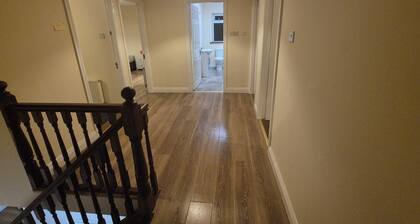 Spacious 6-bedroom house in charming Limerick with WiFi