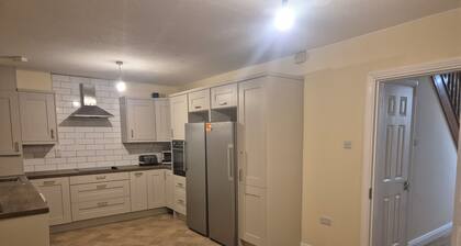 Spacious 6-bedroom house in charming Limerick with WiFi