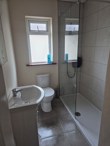 Spacious 6-bedroom house in charming Limerick with WiFi