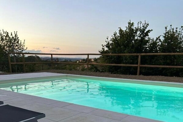 حمّام سباحة خارجي