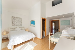 6 bedrooms, iron/ironing board, bed sheets
