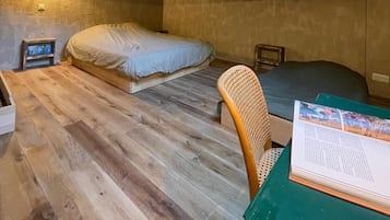 4 chambres, bureau, fer et planche à repasser, lit parapluie