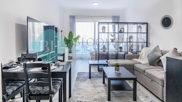 Una sala de estar moderna con un sofá, una mesa de centro y un comedor.