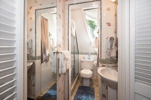 Séchoir à cheveux, serviettes fournies