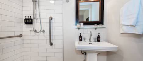 Douche, sèche-cheveux, serviettes fournies