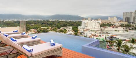 Een buitenzwembad en een verwarmd zwembad