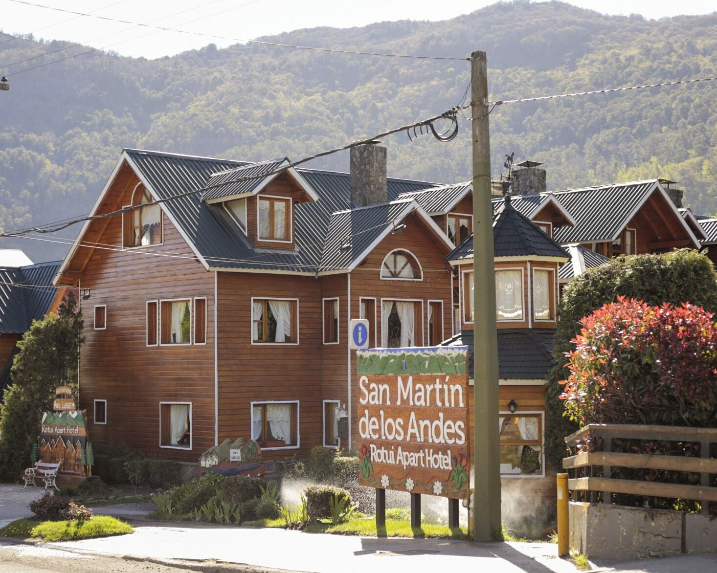 En byggnad av trä med en skylt som visar texten ”San Martin de los Andes Rotui Apart Hotel”.