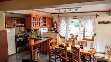 Apartamento presidencial, vistas a la montaña | Cocina privada | Frigorífico grande, microondas, horno y utensilios de cocina
