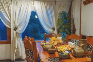 Free daily continental breakfast - Rotui Apart Hotel (San Martín de los Andes)