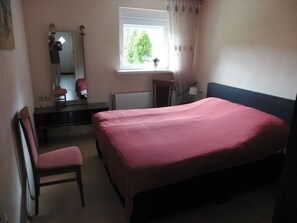 2 室のベッドルーム、旅行用ベビーベッド、WiFi、ベッドシーツ