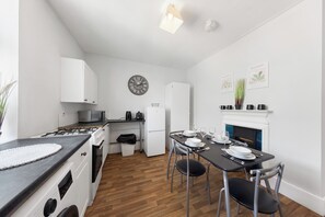 ثلاجة، ميكروويف، فرن، موقد طهي مسطح