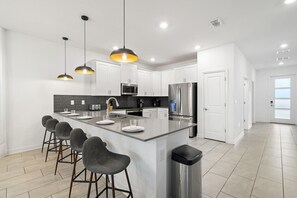 Private kitchen - 9290 Sommerset Hills Drive (Davenport)