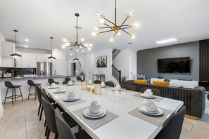 9 bedrooms, individually decorated, individually furnished, bed sheets - 9290 Sommerset Hills Drive (Davenport)