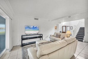 House, Multiple Beds, Pool Access, Pool View (CPD175) | Living area